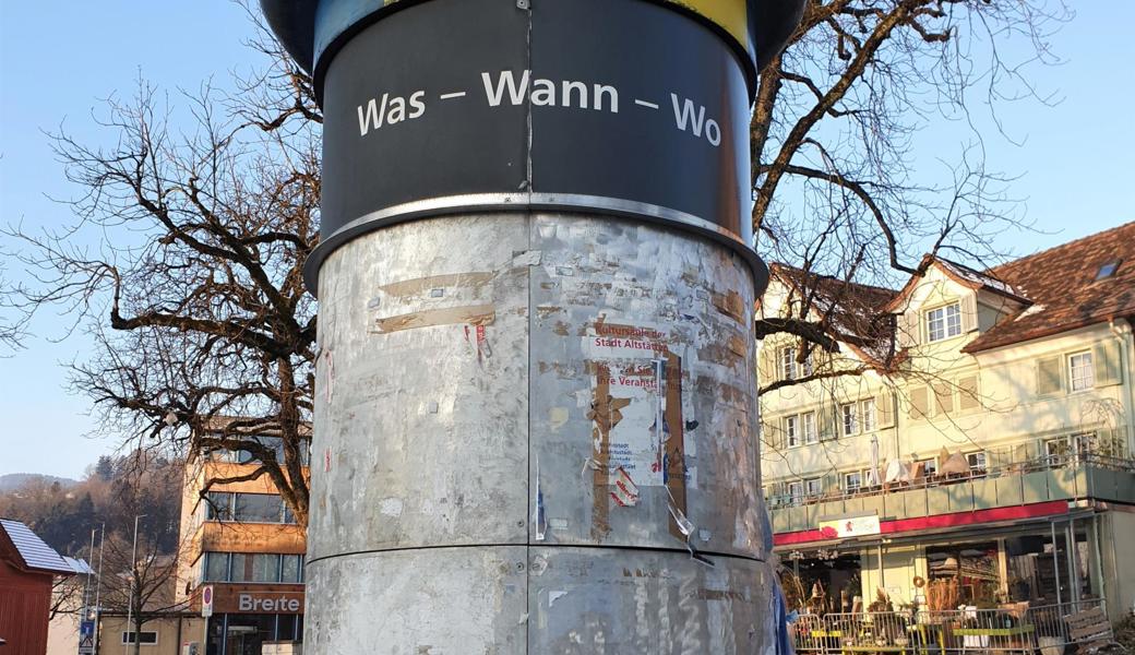 Im Gegensatz zum Schopf mit verblasster Schrift (Bild unten) wären an der Litfasssäule Plakate willkommen.