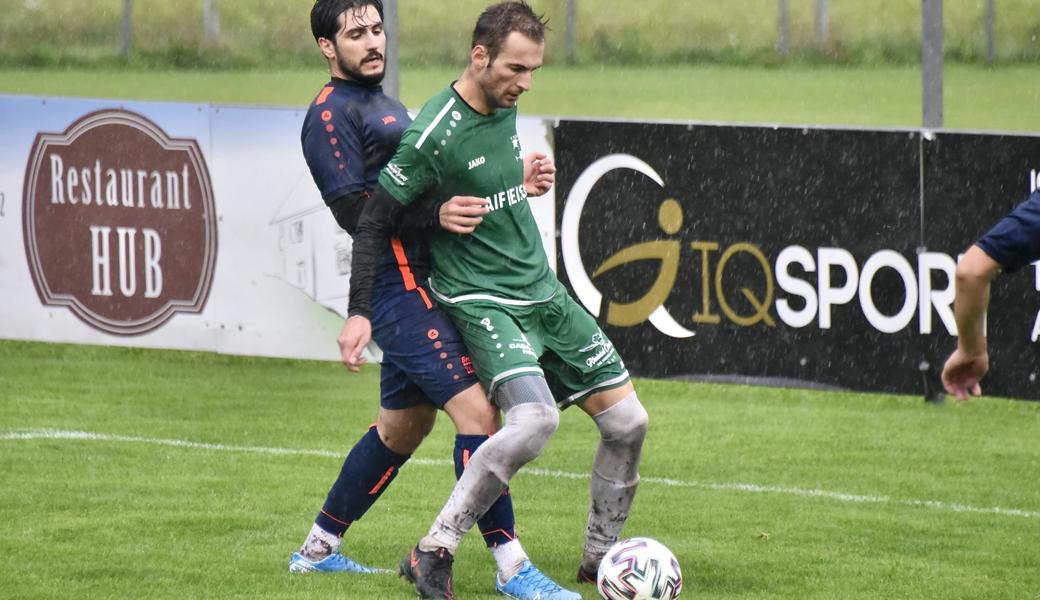Rebsteins Andrej Dursun (in Grün) behauptet den Ball gegen Staads Hakan Ümit.