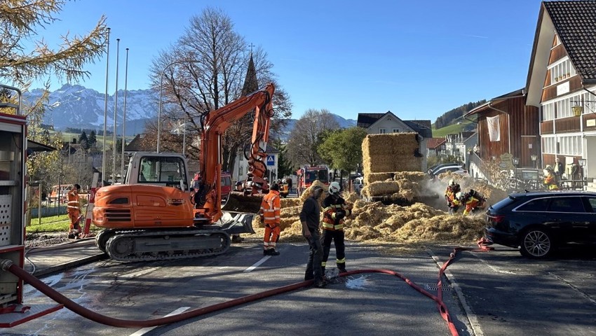 Nach der Fahrt über den Stoss sind Strohballen in Brand geraten