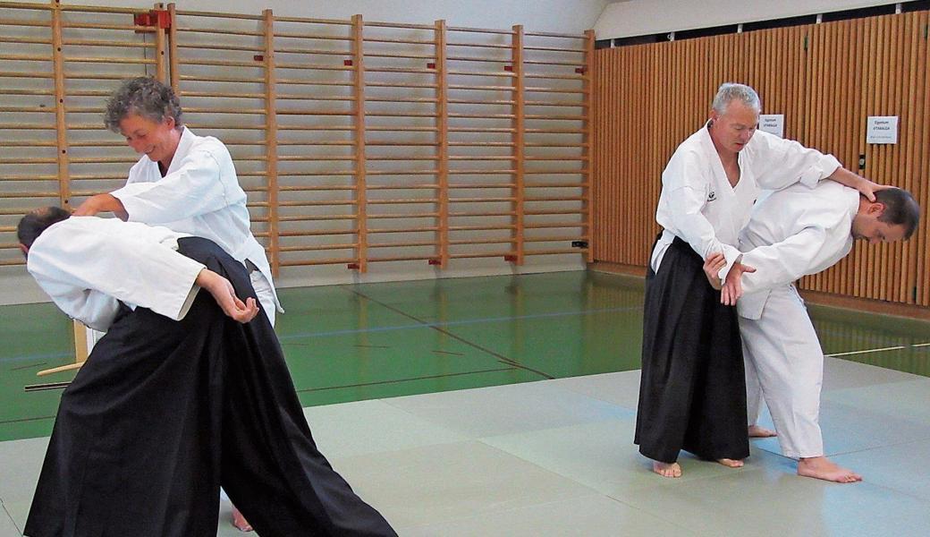 Der Verteidiger nutzt im Aikido den Angriff des Gegners für sich, indem er dessen Kraft mit Griffen und Hebeltechniken umleitet. 