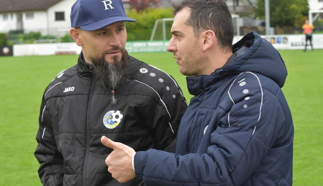 Ridvan Yazici (l.) und Co-Trainer Yücel Sali besprechen sich in der Pause auf dem Weg in die Kabine. «Wir verstehen uns blind», sagt Yazici über sein Verhältnis zum ehemaligen Mitspieler in Wolfurt. 