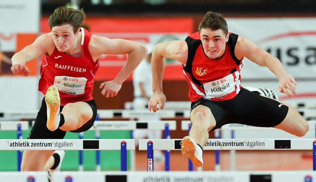 Fabio Kobelt (rechts) siegt im Final des 60-m-Hürdensprints vor seinem Namensvetter Fabio Küchler. Für den Kriessner ist es der erste Schweizer Meistertitel. 