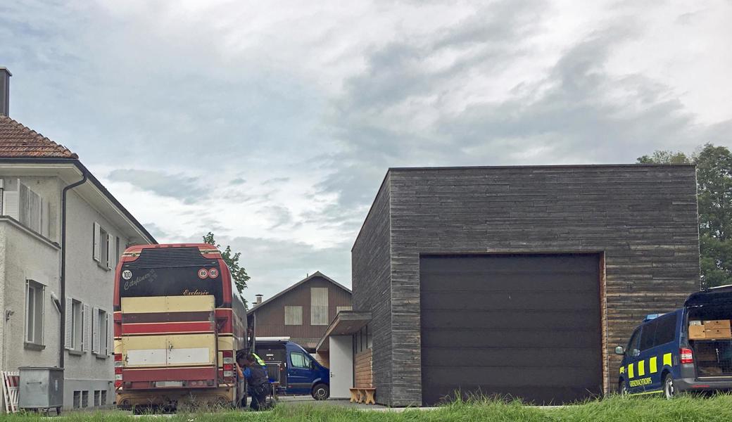 Immer wieder kommt es vor, dass sich die Grenzwächter die Reisebusse, die aus Balkanländern stammen, genauer ansehen. Oft mit Erfolg, oft in Fahrzeugen des gleichen Unternehmens. 