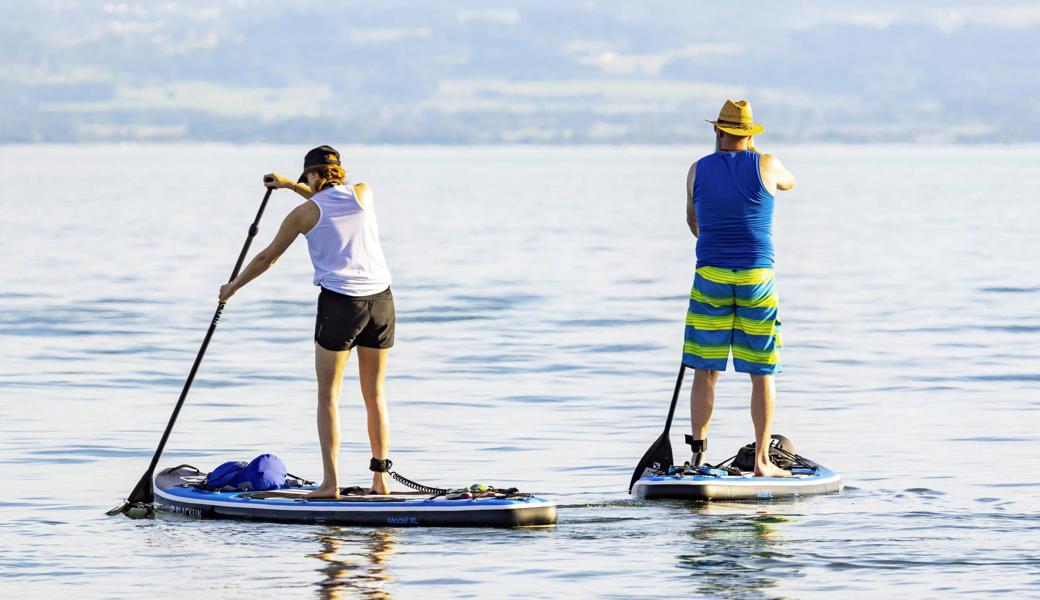 Stand-up-Paddles boomen im Coronasommer, nun entdecken Tourismusorganisationen das Potenzial der Bretter.