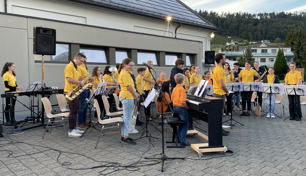 Die JM ReBa mit Beginnerband an der Herbstserenade in Balgach.