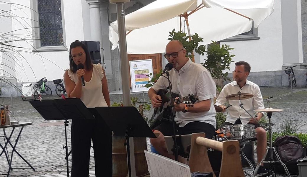 Rahel Bologna, Stubete-Gründer Bruno Imlig und Stadtrat Andi Broger gaben ein Konzert im Rahmen der Altstätter Stubete.