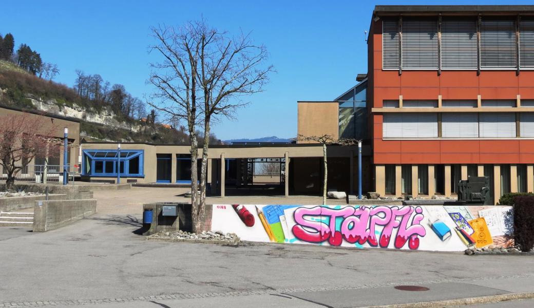 Symbolisch für eine fruchtbare Zusammenarbeit wird der Erweiterungsbau im Stäpfli, zwischen Turnhalle und bestehendem Trakt, bereits in einer paritätischen Kommission bearbeitet.