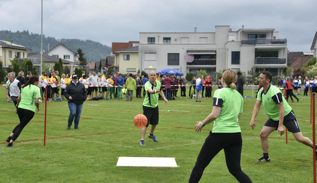 Auch der gastgebende TV Rebstein nahm engagiert an der Meisterschaft teil, hier in der Disziplin «Brett-Ball».
