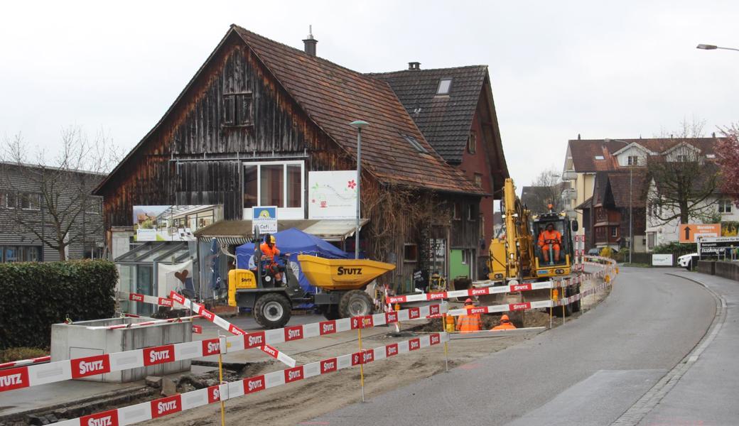 Die Zufahrt zu «Marias Gwunderhöckli» ist wegen der Abschrankung und Baggern kaum zu sehen. 