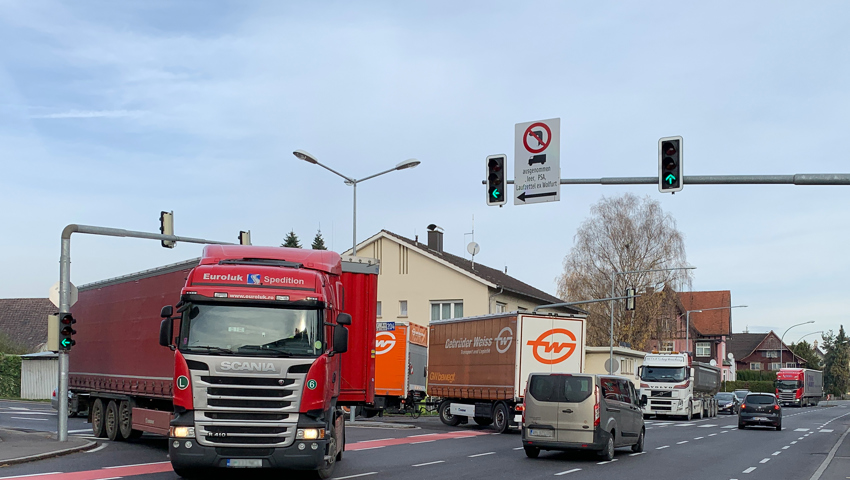 Einmündung der Strasse vom Grenzübergang in die Reichsstrasse in Lustenau: Durchschnittlich 14&#x27;500 Fahrzeuge, davon über 1000 Lastwagen fahren täglich über die Grenzebrücke.