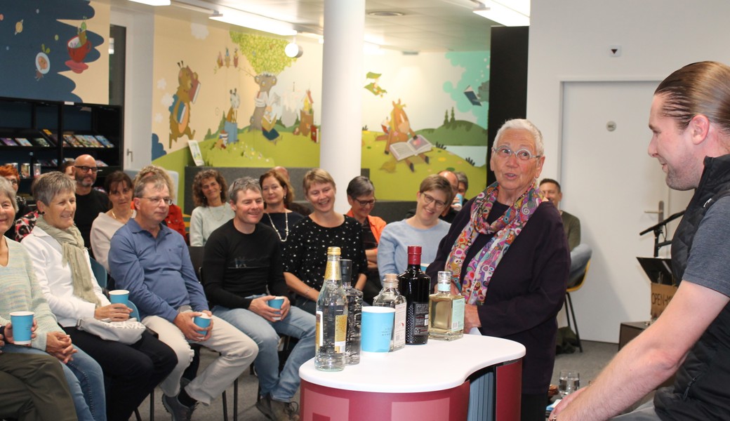 Ein Abend im Zeichen des Gins: Colin Loher (rechts) überzeugte mit seinem Fachwissen über die Wacholder-Destillate und Berta Thurnherr mit ihren themabezogenen Mundart-Geschichten. Das Duo «Open Minds» aus Oberriet spielte passende Songs dazu. 			Bild: ca