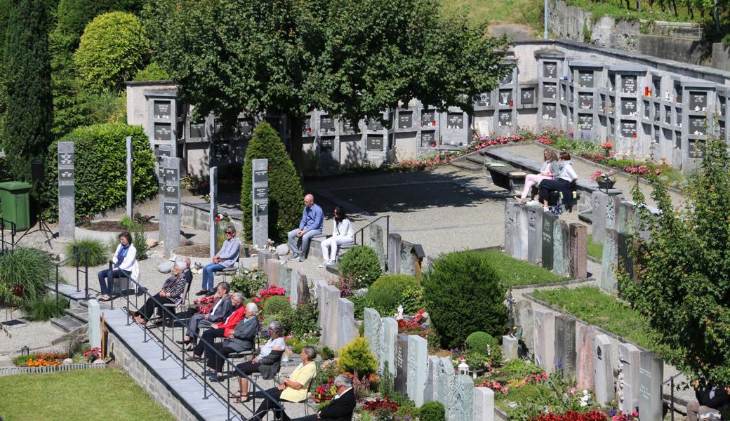 Wie in einer Parkanlage: Die Predigt verfolgten die Besucher auf Sitzgelegenheiten im Grünen.