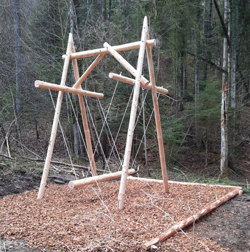 Die Holzschaukel ist eine von mehreren Spielmöglichkeiten am Weg.