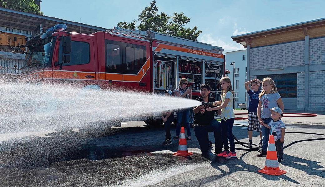 Kinder erleben einen Feuerwehrnachmittag. 