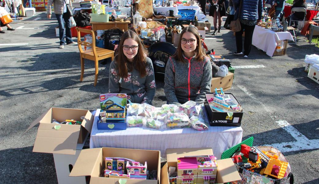 Daria und Aurelia Keller waren früher öfter am Kinderflohmi mit einem Stand vertreten, nun sind sie erstmals auch am grossen Altstätter Flohmarkt präsent.