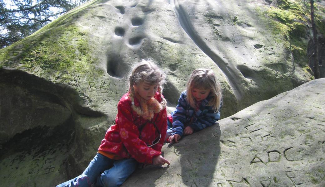 Der magische Stein mit seinen Rillen und Vertiefungen ist ein spannendes Spielgelände für Kinder, zumal zum Platz auch eine Feuerstelle gehört. 