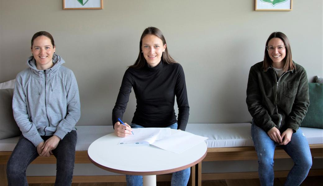 Jana Brunner (Mitte) bei der Vertragsunterzeichnung mit den Co-Sportchefinnen Sandra Egger (links) und Patricia Willi.