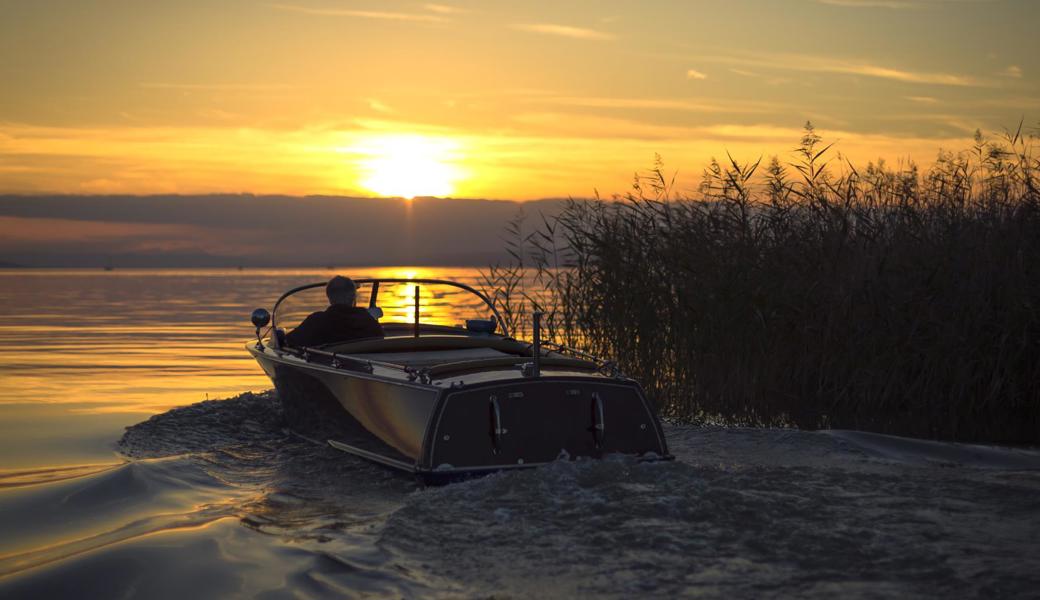 Als er die Polizei auf dem See patrouillieren sah, lenkte der Bootsführer das Fischerboot ins Schilf, um sich den Blicken der Seepolizisten zu entziehen.