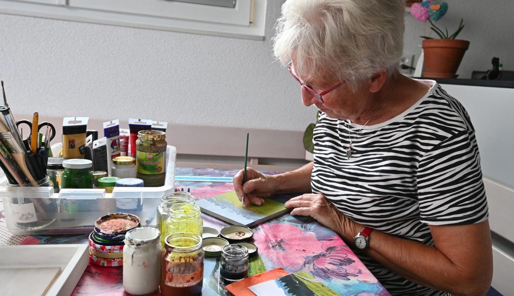 Agnes Bischof-Dudli malt sonst nur im Winter. Für uns hat sie für einmal bereits im Sommer an einem Bild zu malen begonnen.