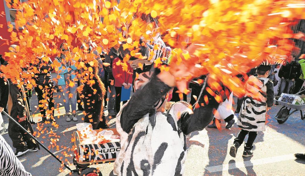 An der Fasnacht wird den Mehrbesseren so manche unbequeme Meinung ins Gesicht geworfen. Und nicht zu knapp Konfetti gleich hinterher. Davon haben die Gruppen an den Umzügen reichlich dabei. Es reicht locker auch noch fürs normale Volk.