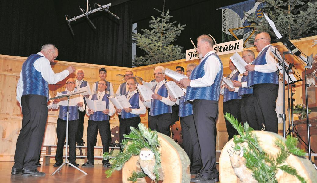 Helmuth Schlattinger (l.) durfte nebst seinem Chor bei einigen Liedern auch die Saalgemeinschaft dirigieren.  