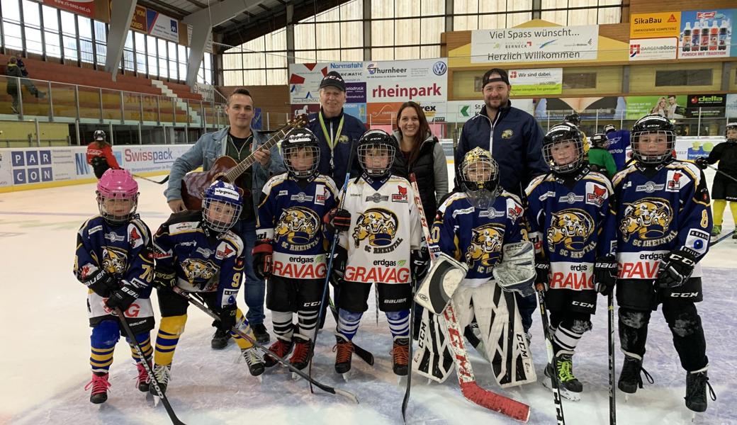 Karin und Toby Spirig von Sùmmarvoogìl mit den Trainern Andy Plüss (2. v. l.) und Sascha Moser sowie einigen Hockey-Kids der U11- und U9-Mannschaften.  