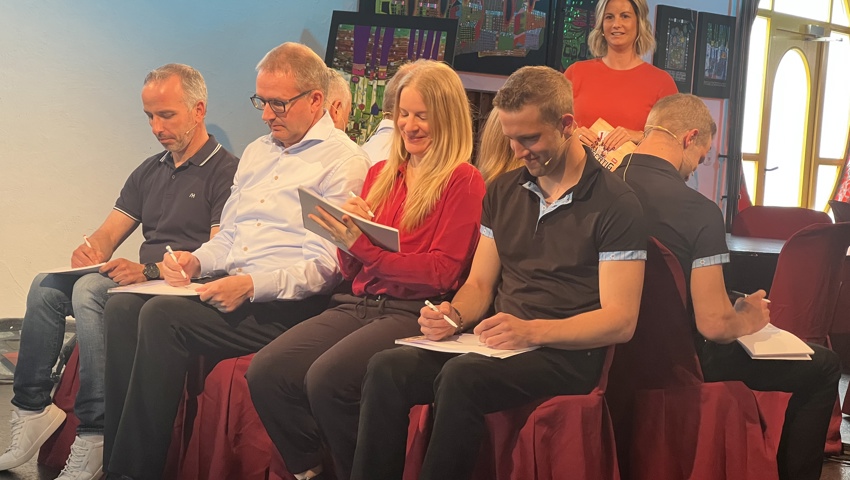 Die Zwillingspaare müssen sich im Quiz beweisen. Die Zwillingspaare müssen sich im Quiz beweisen.
