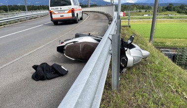 17-jährige Rollerfahrerin gerät auf Randstein und verletzt sich beim Sturz
