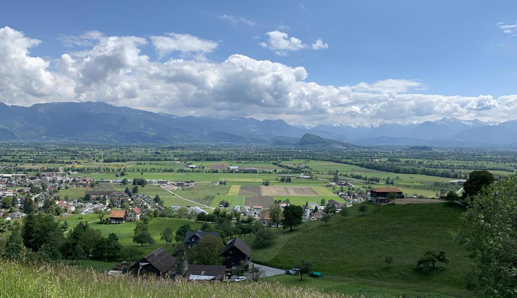 Blickt man oberhalb von Marbach über das Rheintal, breitet sich ein Heimatgefühl aus.