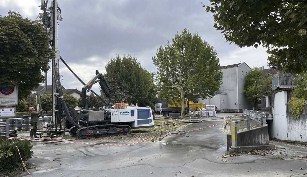 Erdsondenbohrungen zeugen davon, dass es jetzt vorwärts geht auf dem Areal beim einstigen Altstätter Postgebäude (im Hintergrund). Rechts ist die Zufahrt zur bereits bestehenden Tiefgarage zu sehen.