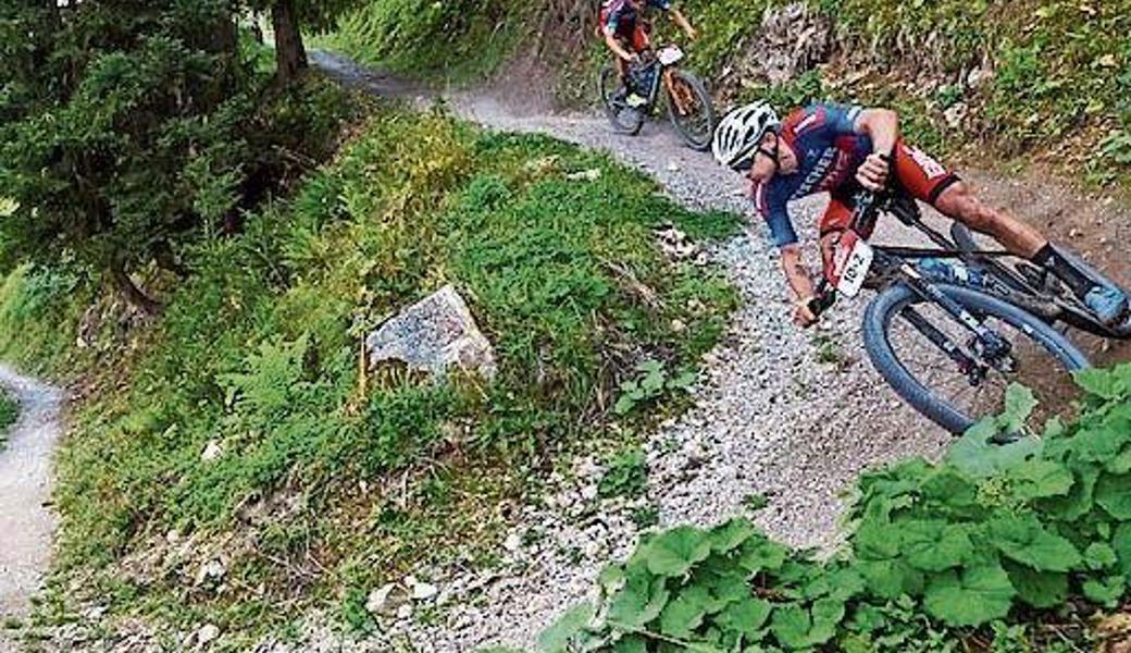 Noah Blöchlinger (vorne) und Casey South steigerten sich am Swiss Epic in den letzten Etappen. 