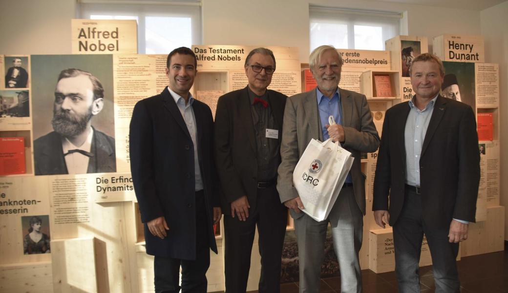 Andrea Caroni, Andreas Ennulat, Jürg Kesselring und Alfred Stricker in der Ausstellung «Der Preis für den Frieden» (von links).