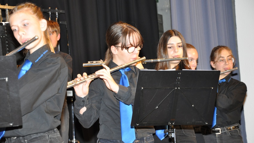Die Jugendmusik brachte eine stattliche Formation auf die Bühne. Die Jugendmusik brachte eine stattliche Formation auf die Bühne.