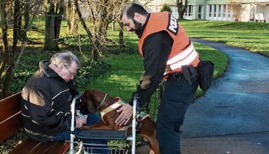 Übung mit Polizeihunden im «Feldhof»