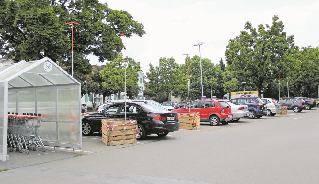 Visiere wie die auf dem Bild sind beinahe auf dem ganzen Migros-Parkplatz in Widnau verteilt.