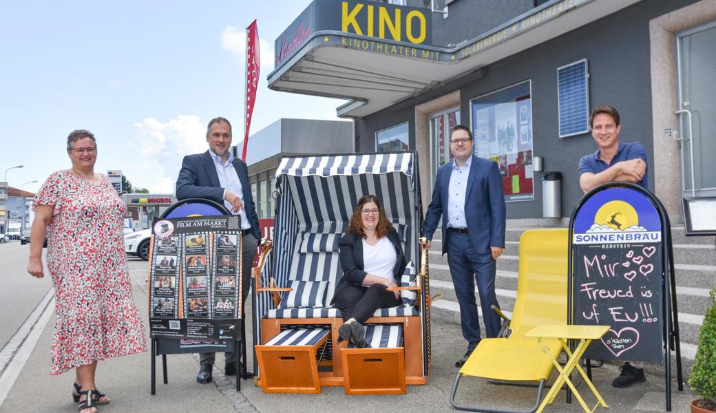 Einen der ersten grösseren Anlässe der Region präsentieren (von links): Denise Zellweger (Kinotheater Madlen), Christian Sepin (Gemeindepräsident Au), Iris Enenkel und René N. Federer (beide St. Galler Kantonalbank) sowie Pascal Zäch (Madlen). Auf dem Bild fehlt ein Vertreter des dritten Kulturpartners, der Ortsgemeinde Au. 