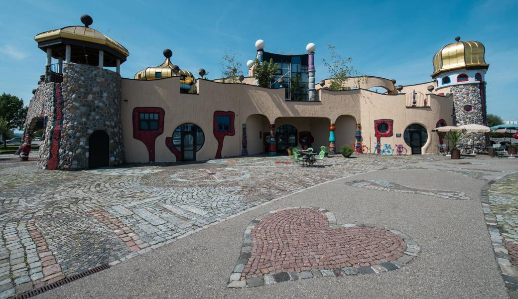 Das Hundertwasserhaus in Staad hat dem gleich nebenan liegenden Kreisel seinen (inoffiziellen) Namen gegeben.