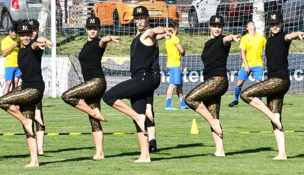 Letzte Vorbereitung der Gymnastik Grossfeld des STV Marbach anlässlich des Fussballspiel Rebstein–Mels. Die Turner wissen wohin es geht: «ETF» wir kommen.