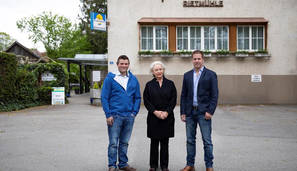 Daniel Britschgi (Fahrmaadhof AG), Therese Köppel (Rietmühle) und Simon Lässer (Fahrmaadhof AG) vor dem Restaurant Rietmühle in Balgach.