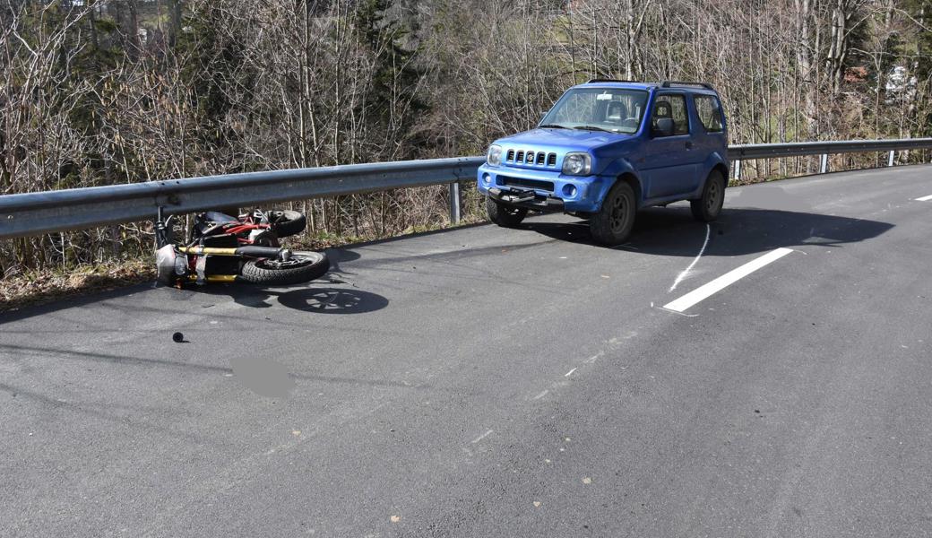 Der Töfffahrer geriet in einer Rechtskurve auf die Gegenfahrbahn und kollidierte mit einem entgegenkommenden Kleingeländewagen.