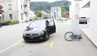 Velofahrer prallt in Autotür