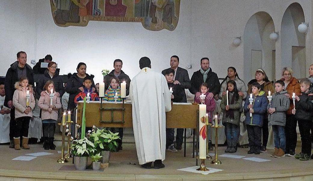 Mit brennenden Taufkerzen in den Händen hörten die Erstkommunionkinder das Wort Gottes. 