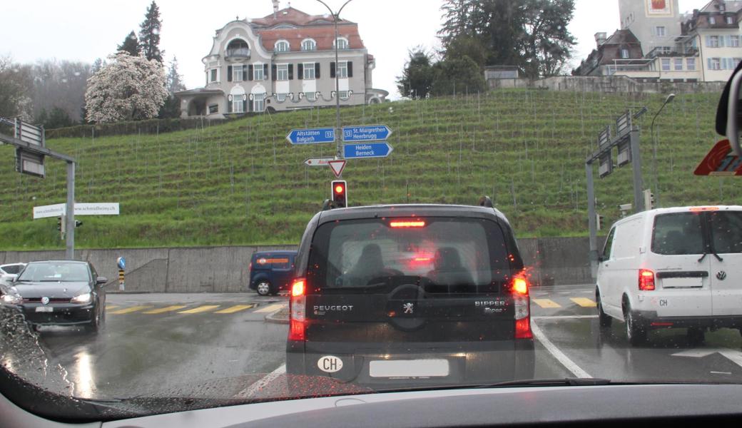 Eine der Stellen im Rheintaler Verkehrsnetz, die immer wieder beschäftigt und zu reden gibt: die Heerbrugger Entenbadkreuzung. 