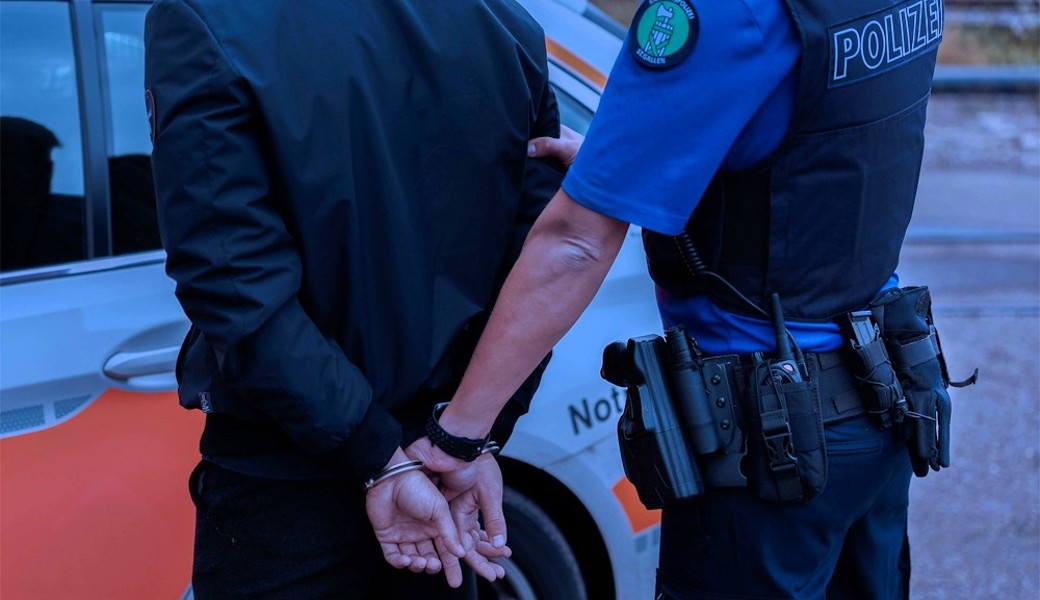 Kantonspolizei nimmt 19-Jährigen nach Kassenaufbruch auf frischer Tat fest