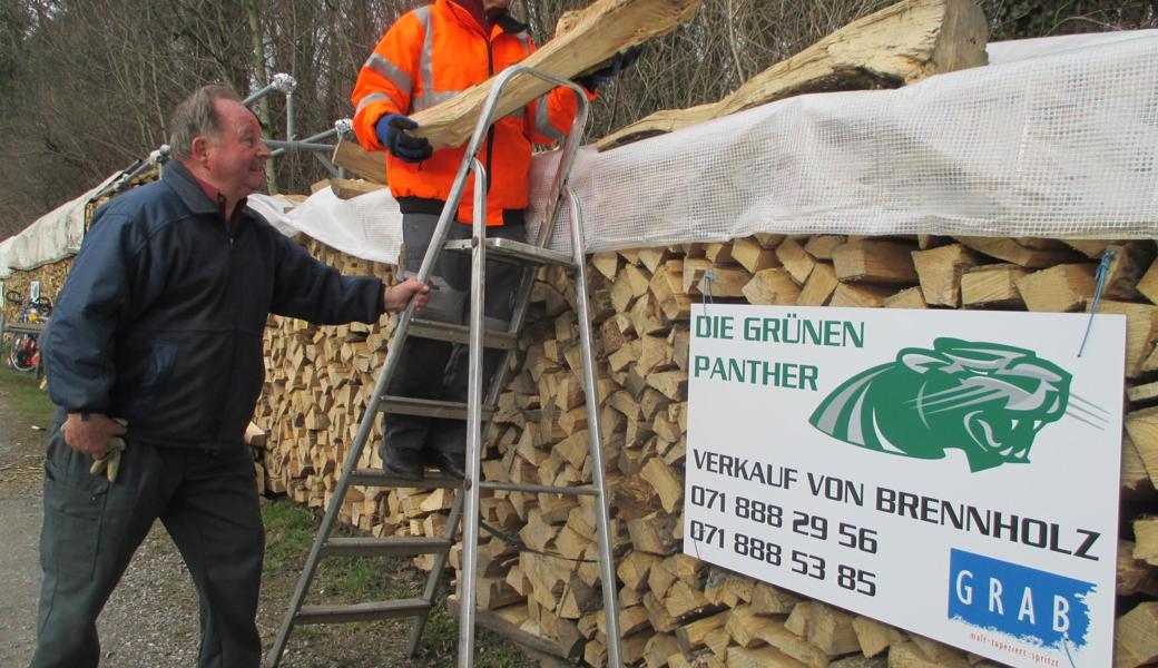 Die Brennzholzstapel sind länger und höher als üblich: Erich Niederer (links) und Reinhard Tobler von den Grünen Panthern machen die Beigen sturmfest.