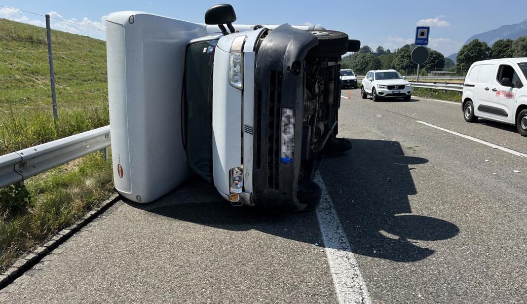 Das umgekippte Wohnmobil auf der Autobahn.