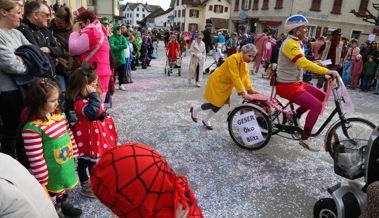 Ausnahmezustand Fasnachtsumzug: Ein buntes Spektakel zog durchs Dorf