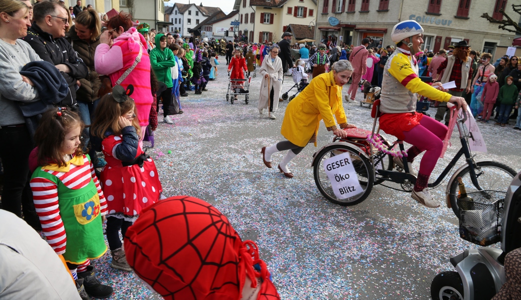 Ausnahmezustand Fasnachtsumzug: Ein buntes Spektakel zog durchs Dorf