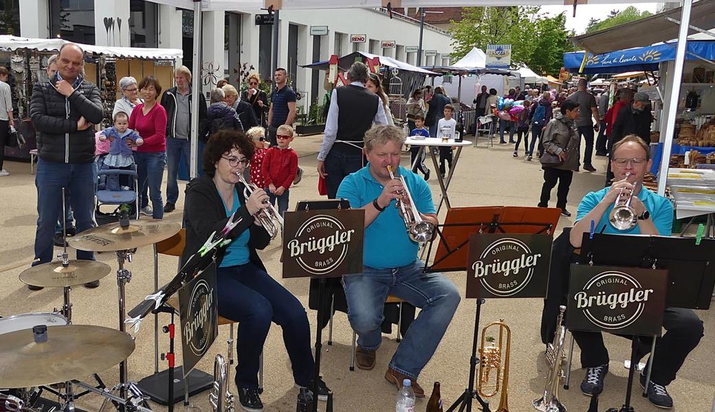 Die original Brüggler Brass Band unterhielt die Marktbesucher.