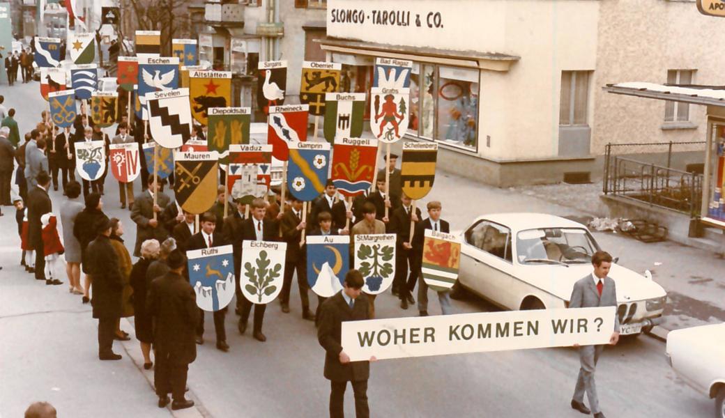 Am Festumzug zeigen Lehrlinge anhand von Gemeindewappen das Einzugsgebiet der Schule.